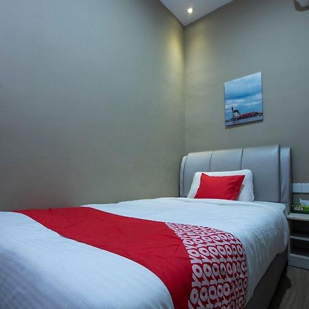 Oyo 90231 Hotel By The Park Plt Johor Bahru Luaran gambar
